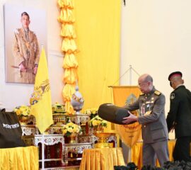 พระบาทสมเด็จพระเจ้าอยู่หัว ทรงพระกรุณาโปรดเกล้าโปรดกระหม่อมให้นายเกษม วัฒนชัย องคมนตรี ร่วมกับมูลนิธิราชประชานุเคราะห์ ในพระบรมราชูปถัมภ์ เชิญสิ่งของพระราชทานมอบแก่ประชาชนผู้ประสบอุทกภัย และสิ่งของพระราชทานสำหรับเด็กณ จังหวัดเพชรบูรณ์