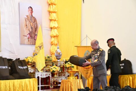 พระบาทสมเด็จพระเจ้าอยู่หัว ทรงพระกรุณาโปรดเกล้าโปรดกระหม่อมให้นายเกษม วัฒนชัย องคมนตรี ร่วมกับมูลนิธิราชประชานุเคราะห์ ในพระบรมราชูปถัมภ์ เชิญสิ่งของพระราชทานมอบแก่ประชาชนผู้ประสบอุทกภัย และสิ่งของพระราชทานสำหรับเด็กณ จังหวัดเพชรบูรณ์