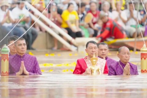 ​ยิ่งใหญ่! พิธีอุ้มพระดำน้ำ ประจำปี 2568 ณ วัดโบสถ์ชนะมาร ปชช. แห่ขอพรแน่น