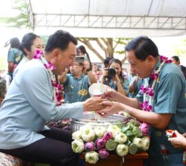 ชื่นมื่น! ชาวเพชรบูรณ์ร่วมรดน้ำขอพรพ่อเมือง 