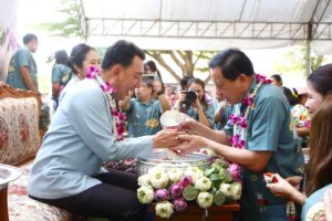 ชื่นมื่น! ชาวเพชรบูรณ์ร่วมรดน้ำขอพรพ่อเมือง