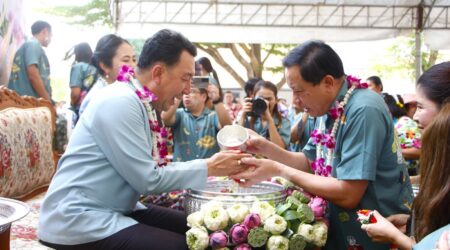 ชื่นมื่น! ชาวเพชรบูรณ์ร่วมรดน้ำขอพรพ่อเมือง