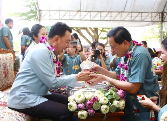 ชื่นมื่น! ชาวเพชรบูรณ์ร่วมรดน้ำขอพรพ่อเมือง 